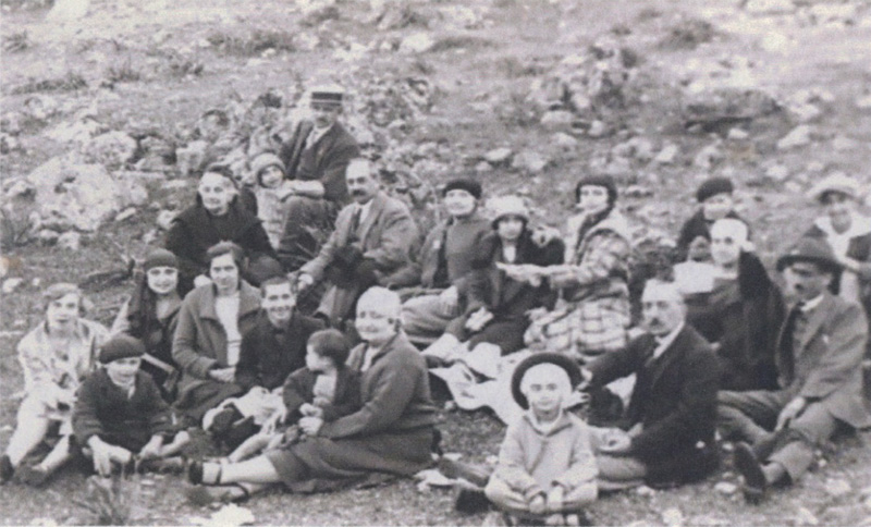 Picnic with the Arcas, Binson, J. Braggiotti, Castelli, De Portu and Caraman families, c. 1925 - image courtesy of Mercia Mason-Fudim